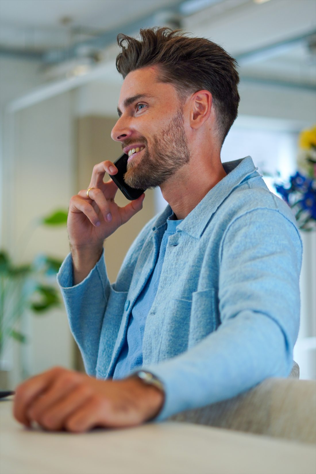 Merijn Poorthuis aan de telefoon
