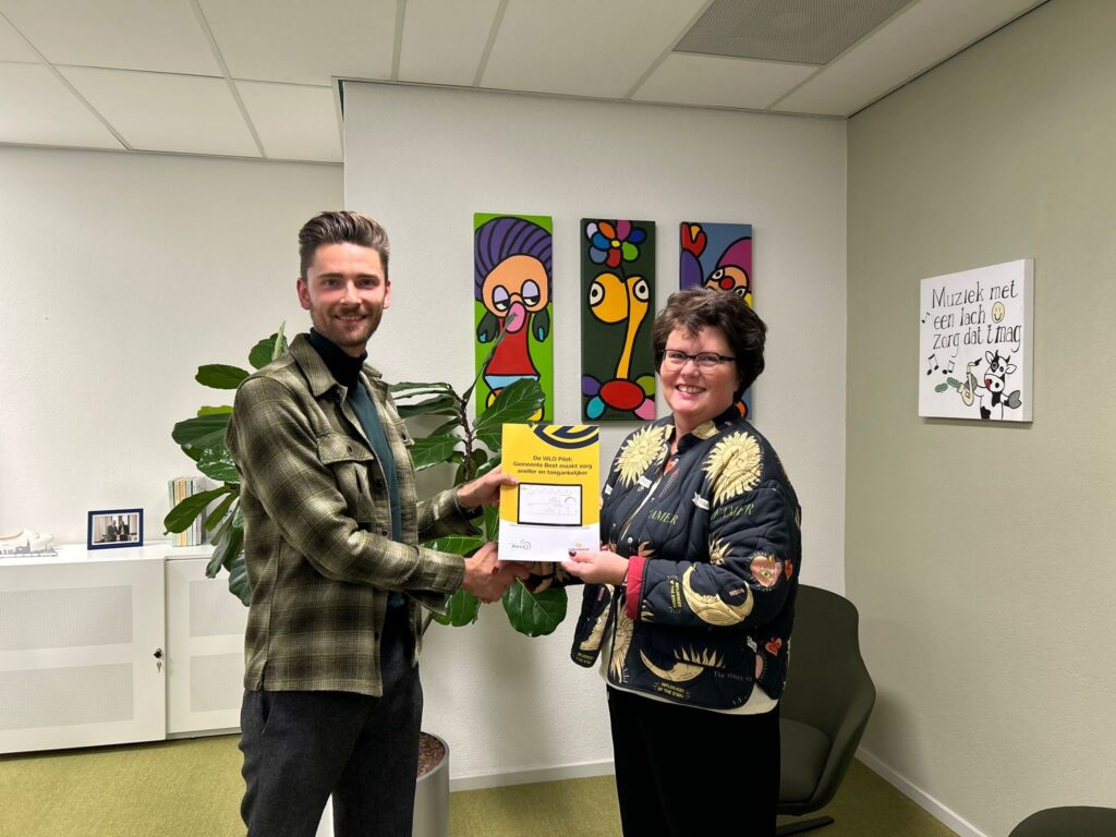 Merijn bij de overhandiging van de resultaten van de WLO-pilot in gemeente Best